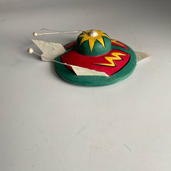 Handpainted Balsa Wood UFO - Picture 3 of 12